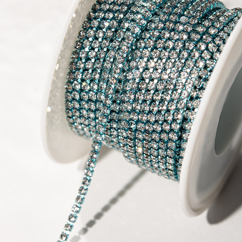 Стразовая цепь, 2мм, прозрачный кристалл в голубых цапах
