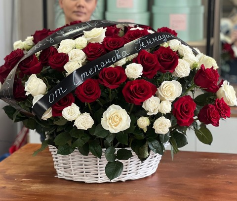 Красные Розы в Корзине