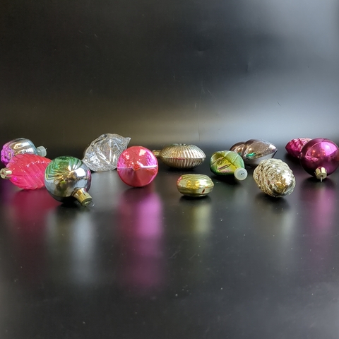 Ёлочные игрушки набор из 12 разных штук шарики, шишки, колокольчик и др, стекло, подвесные, винтаж времён СССР 1960-1990 гг. Советские ёлочные игрушки и украшения. Состояние и комплектация на фото.