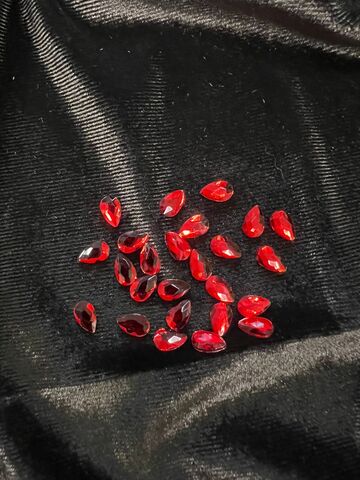 Стеклянные стразы  (5,5*8мм) 25шт, цвет красный