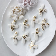 Подвеска фарфоровая Птичка (белый с золотом) 34*42 мм S038