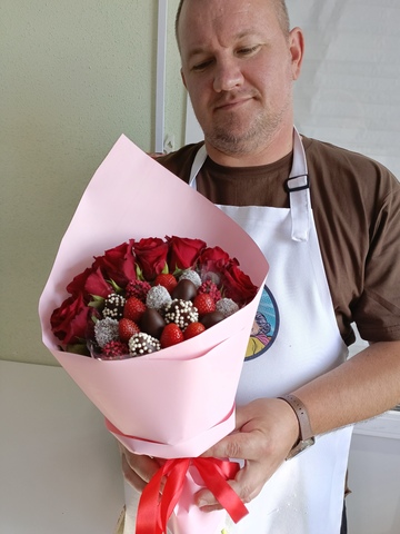 Букет из клубники в шоколаде и красных роз
