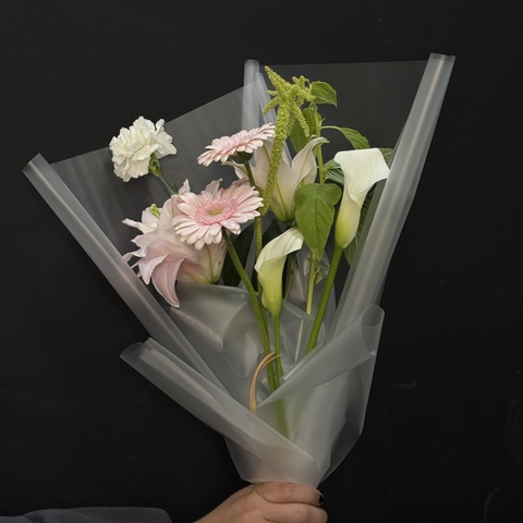 Букет в авторском стиле с лилией, герберой и каллами