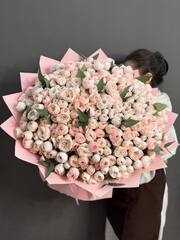 Букет из 101 кустовой пионовидной розы сорта "Менсфилд Парк"