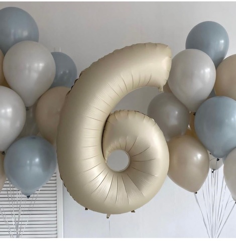 Серо-голубые воздушные шары и цифра крем на день рождения в Новосибирске от Wonderball-project