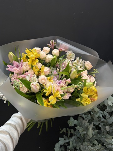 Букет из махровой лилии, альстромерий, кустовой розы и маттиолы