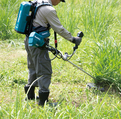 Аккумуляторная мотокоса Makita UR101CZ