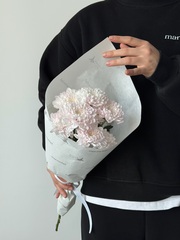 Букет - комплимент с хризантемой в розовом оттенке 1 шт