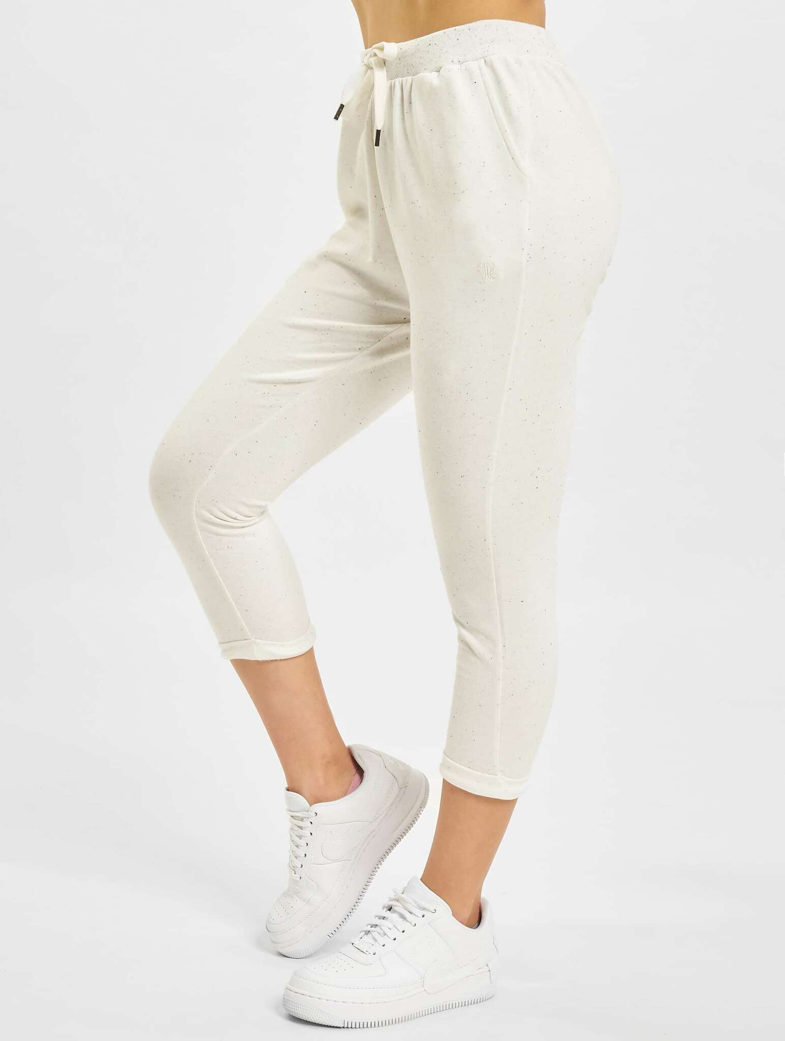 Укороченные спортивные штаны. Белые укороченные спортивные штаны мужские.