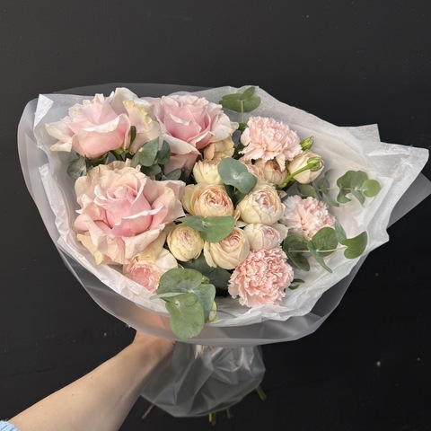 Букет из французской розы, кустовой розы и диантусов с эвкалиптом