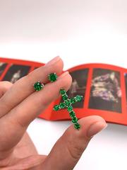 89023- Крест из серебра с изумрудными цирконами