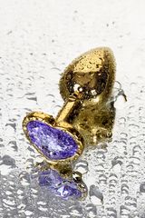 Золотистая анальная втулка с фиолетовым кристаллом-сердечком - 7 см. - 