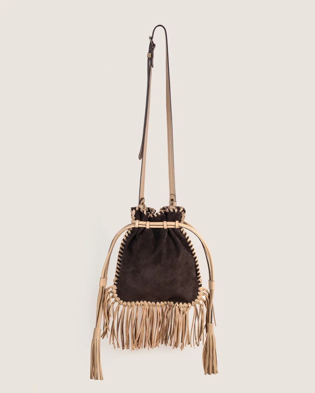 Сумка из замши с вышивкой и бахромой