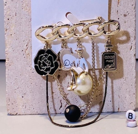 Б011 - Стильная брошь- булавка с подвесками в стиле CHANEL