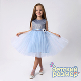 Платье со сверкающим лифом и брошью