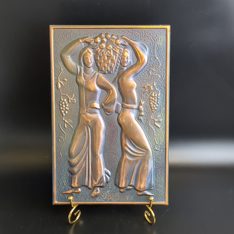 Панно - чеканка медная "Дары природы". Сбор урожая, девушки. Настенное панно 287х187 мм, декоративная жестяная картина винтаж СССР 1975-1990 гг