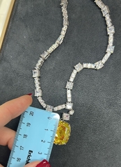70418 - Роскошное колье из серебра с квадратной подвеской (маленькой) из желтого кварца бриллиантовой огранки