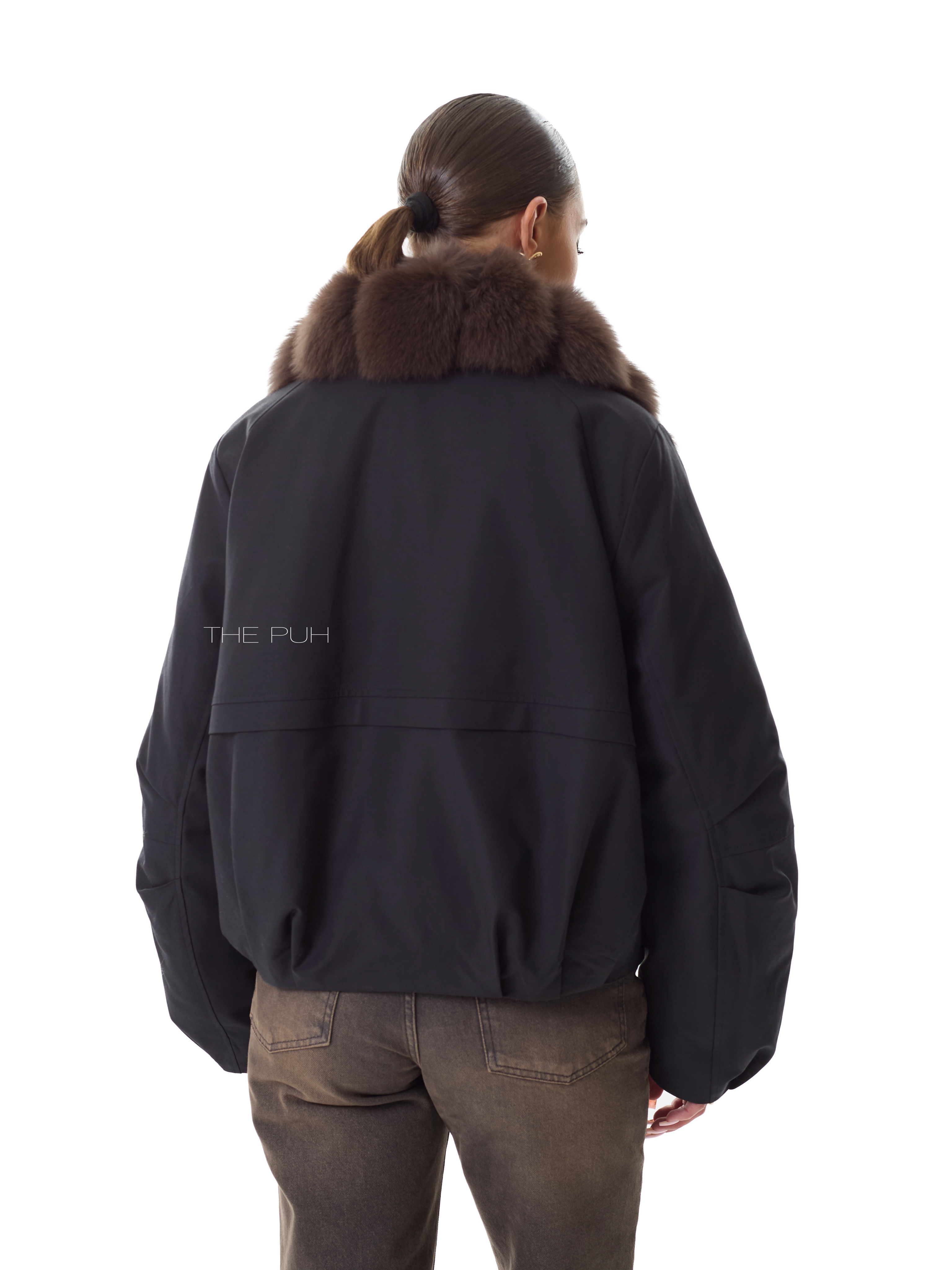 Черная пуховая парка с меховым воротником