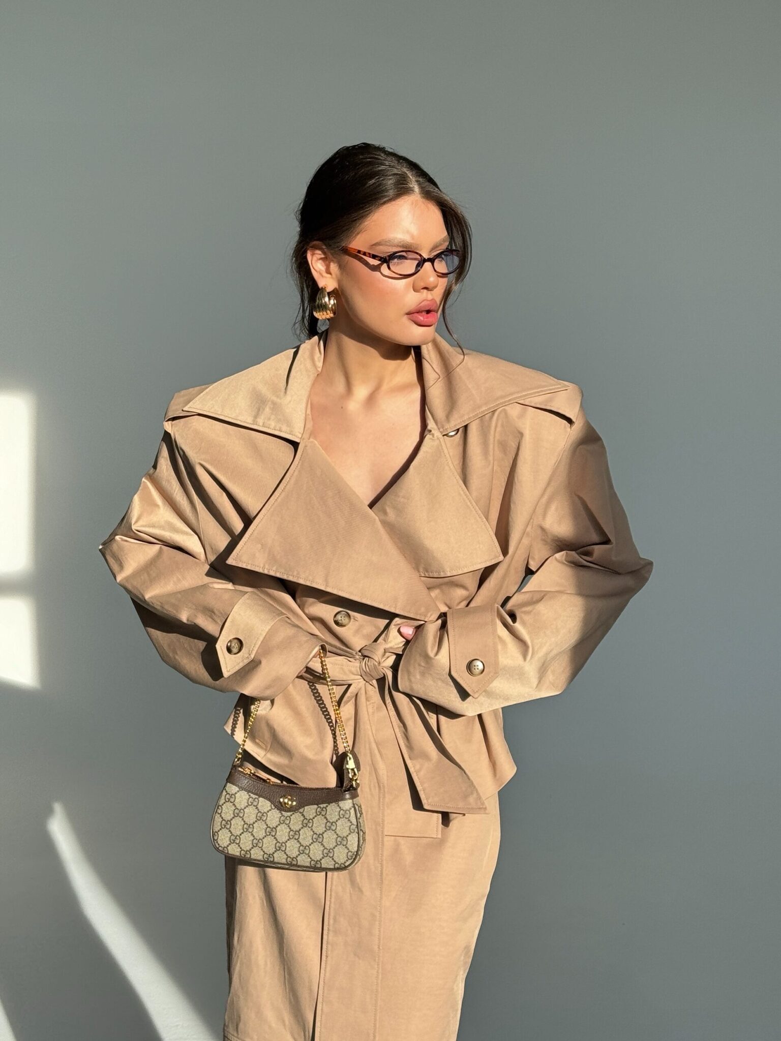 Укороченный тренч с объемными плечами песочный