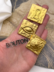 Пуговицы Скиапар. квадратные матовое золото с рельефными деталями