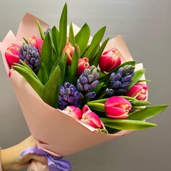 Весенний букет из тюльпанов и гиацинтов