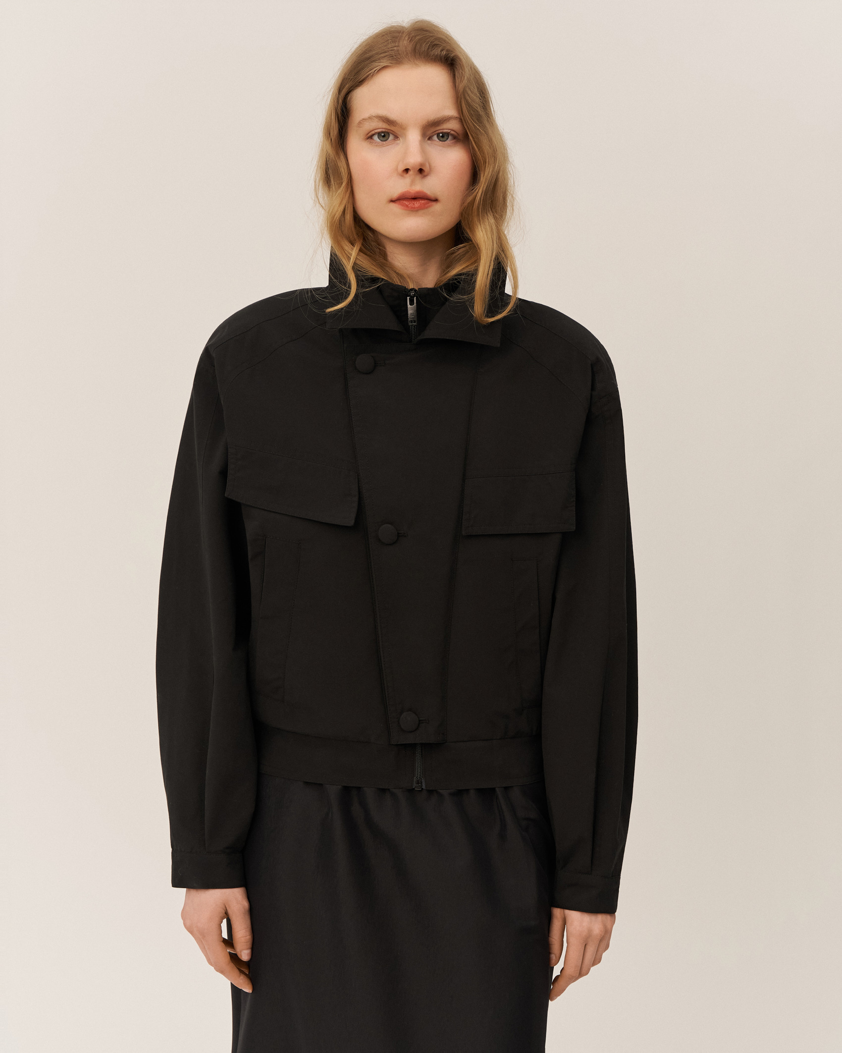 Куртка с объемными плечами