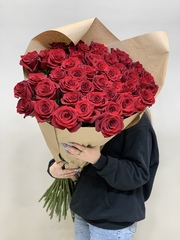 Букет 45 метровых роз красные в крафте