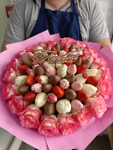 Букет из роз и клубники в шоколаде