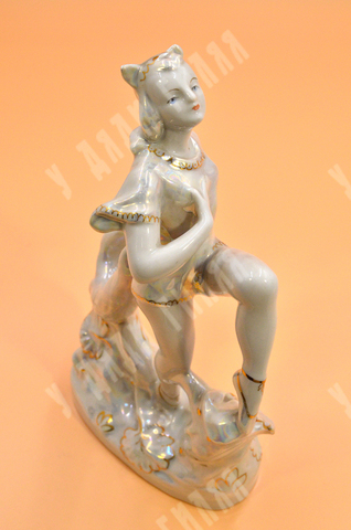 Балерина-кошка. Фарфоровая статуэтка.  ДФЗ, Вербилки. СССР.1965