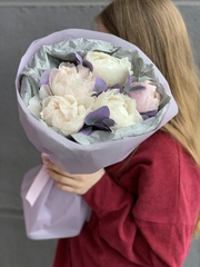 Букет из 5 пионов с эвкалиптом