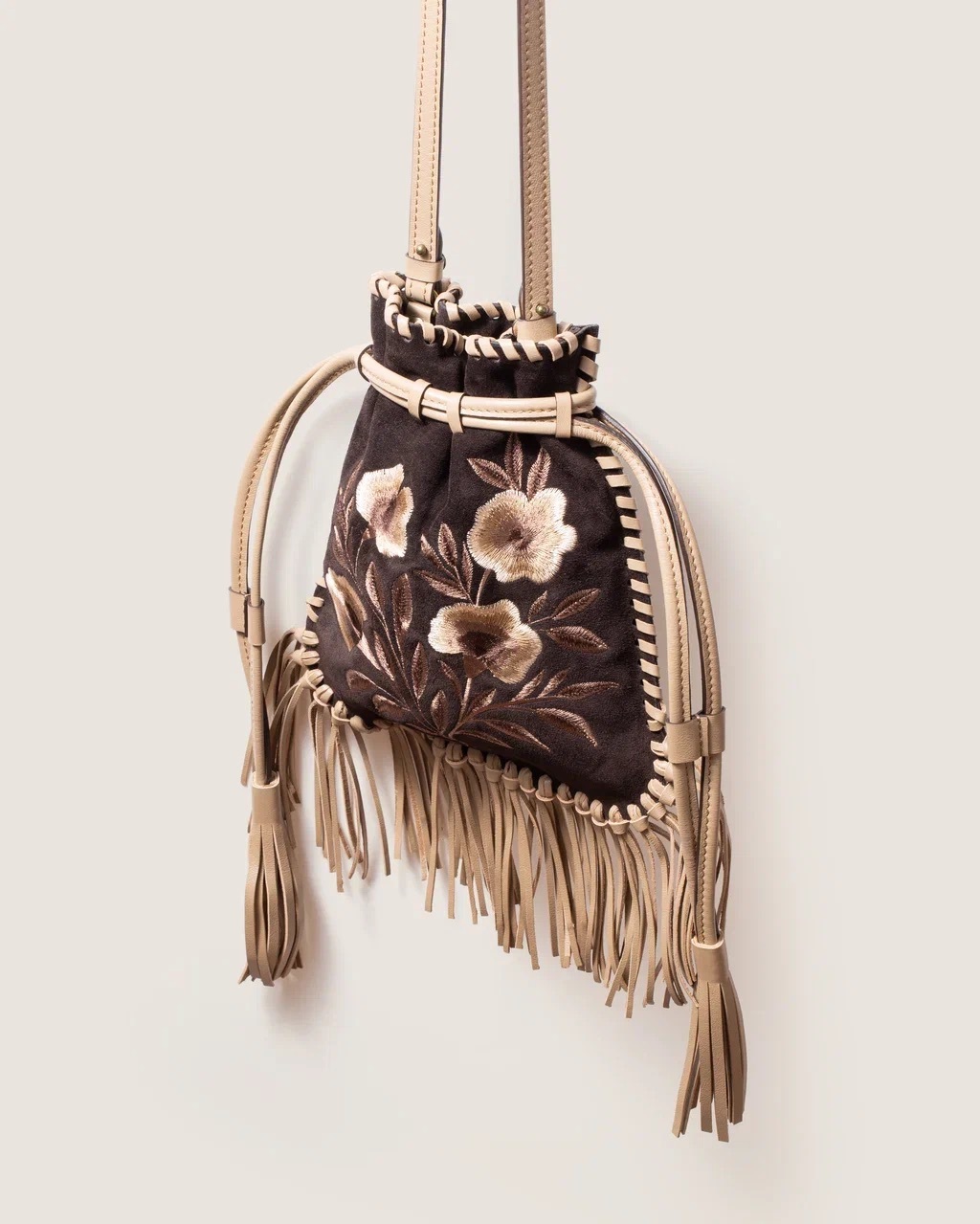 Сумка из замши с вышивкой и бахромой