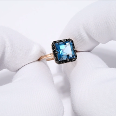 716610-kolco-iz-zolota-s-kvadratnym-london-topazom-i-chernymi-fianitami