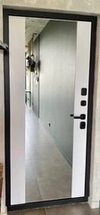 Входная дверь в квартиру Лабиринт Лаб про 2 Велютто Оскуро с зеркальной вставкой Максимум Белый софт (без текстуры)