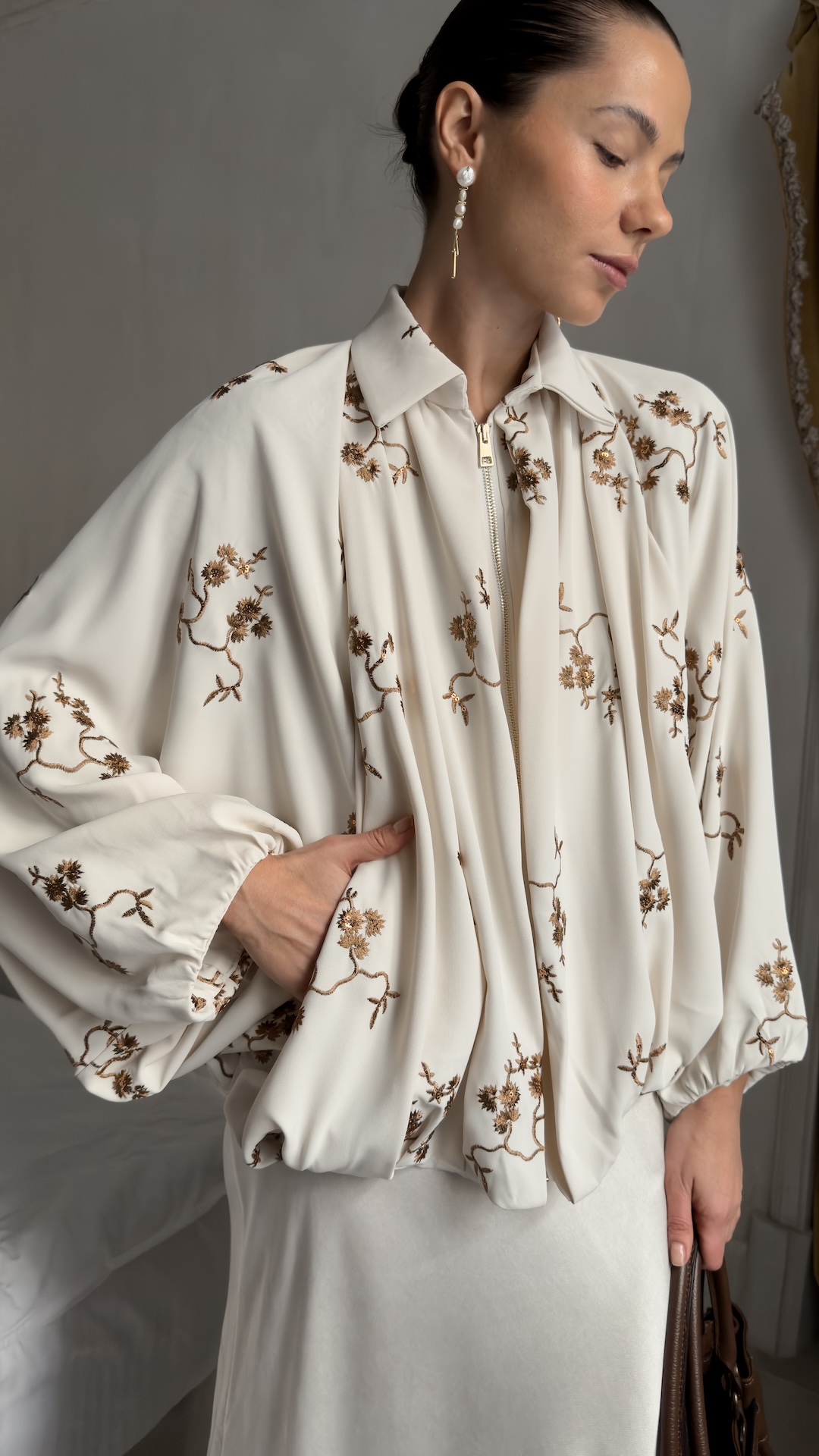 Бомбер с широкими рукавами