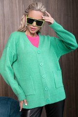 <p>Женский пуловер с V-образным вырезом на пуговицах в стиле "oversize" с накладными карманами. Удобный пуловер модной цветовой палитры позволит Вам выглядеть красиво и добавит комфорта.&nbsp;</p>