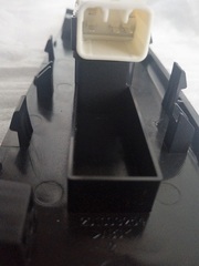 КНОПКА ЭЛЕКТРОСТЕКЛОПОДЪЁМНИКА ПЕРЕДНЕЙ ПРАВОЙ AVEO T250, T255 (в корпусе) GM