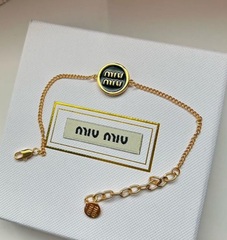 5338 - Браслет цепь с круглой подвеской с белой/черной эмалью в стиле MIU MIU