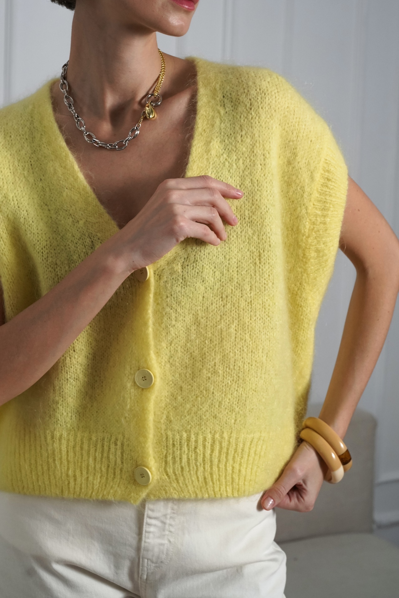 Браслет со вставкой под янтарь