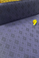 Ткань натуральная, с жаккардовым переплетением, рисунок : темно-синий ромб