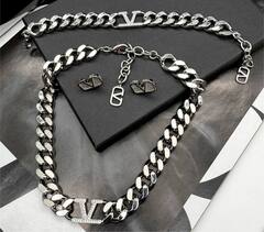 53234-kole-cep-krupnaya-v-stile-valentino-cvet-serebro