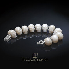 Браслет с черепами "В кругу друзей". Медовый нефрит.