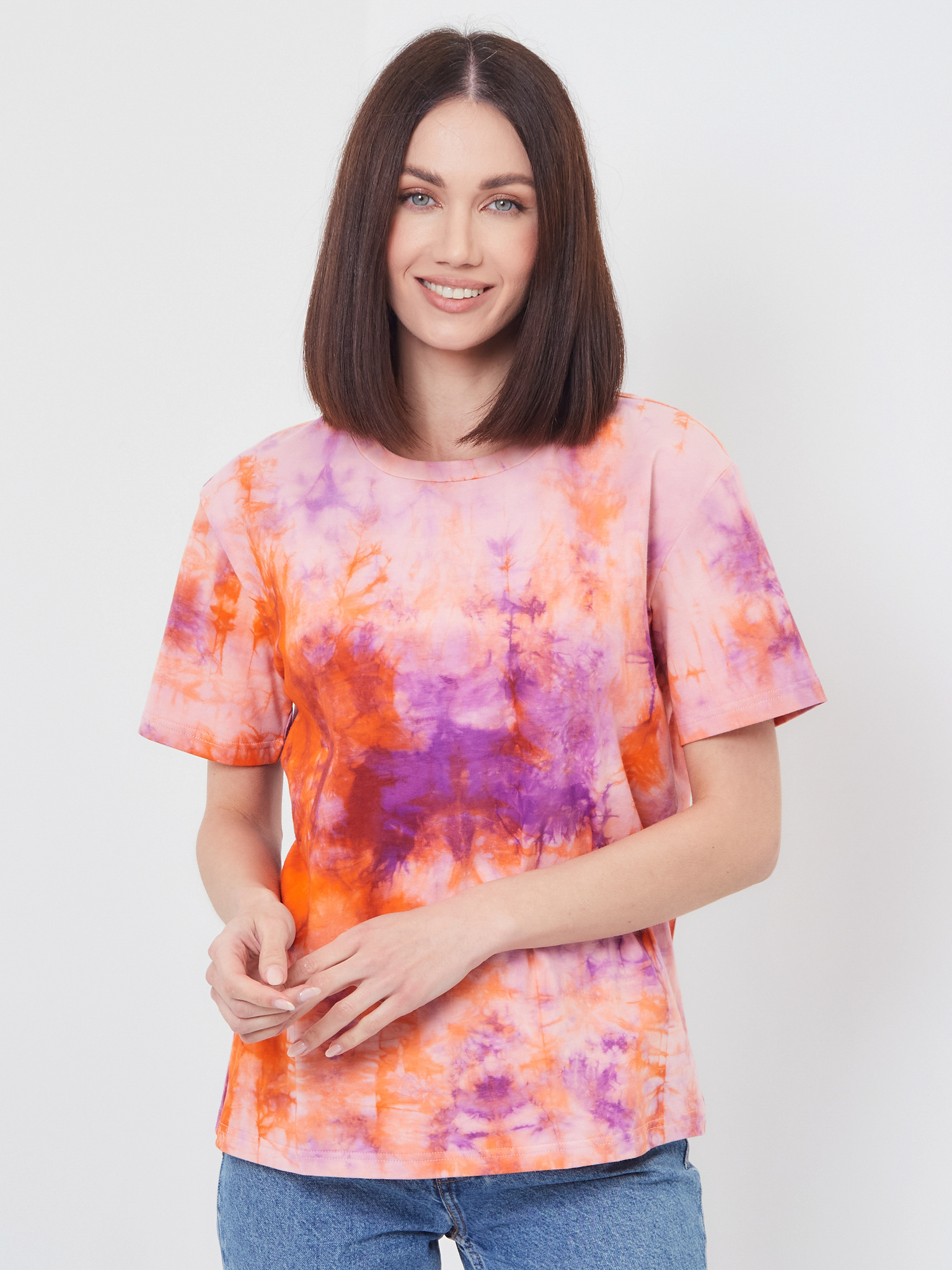 Классическая женская футболка Brandmania в модной расцветке тай-дай
