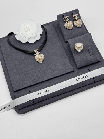 Чокер, серьги и кольцо сердце Chanel