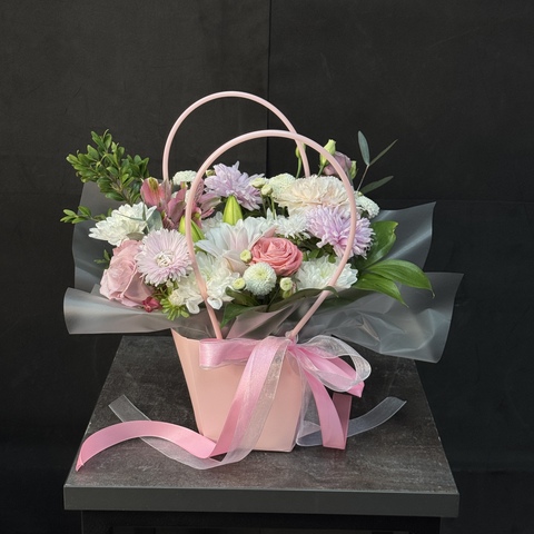 Сумочка с розами, хризантемой и астрами