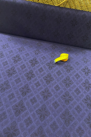 Ткань натуральная, с жаккардовым переплетением, рисунок : темно-синий ромб