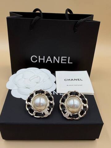 sergi-pusety-chanel-kruglye-c-vstavkoj-iz-poloski-kozhi