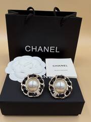 sergi-pusety-chanel-kruglye-c-vstavkoj-iz-poloski-kozhi