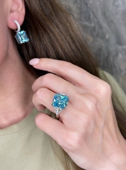76081- Кольцо из серебра с голубым квадратным кварцем огранки ашер