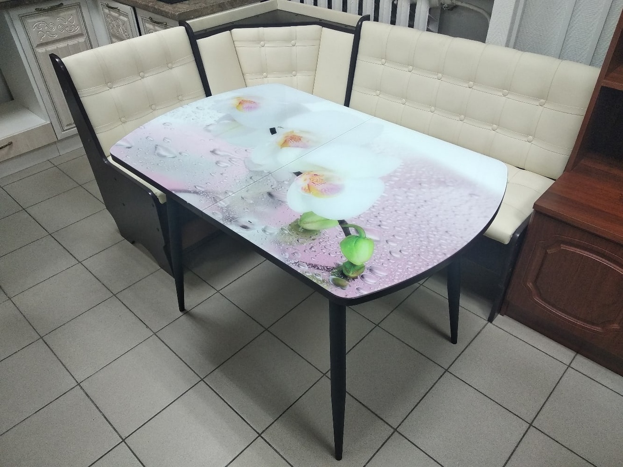 стол с орхидеей кухонный