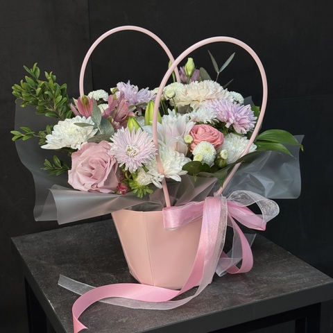 Сумочка с розами, хризантемой и астрами